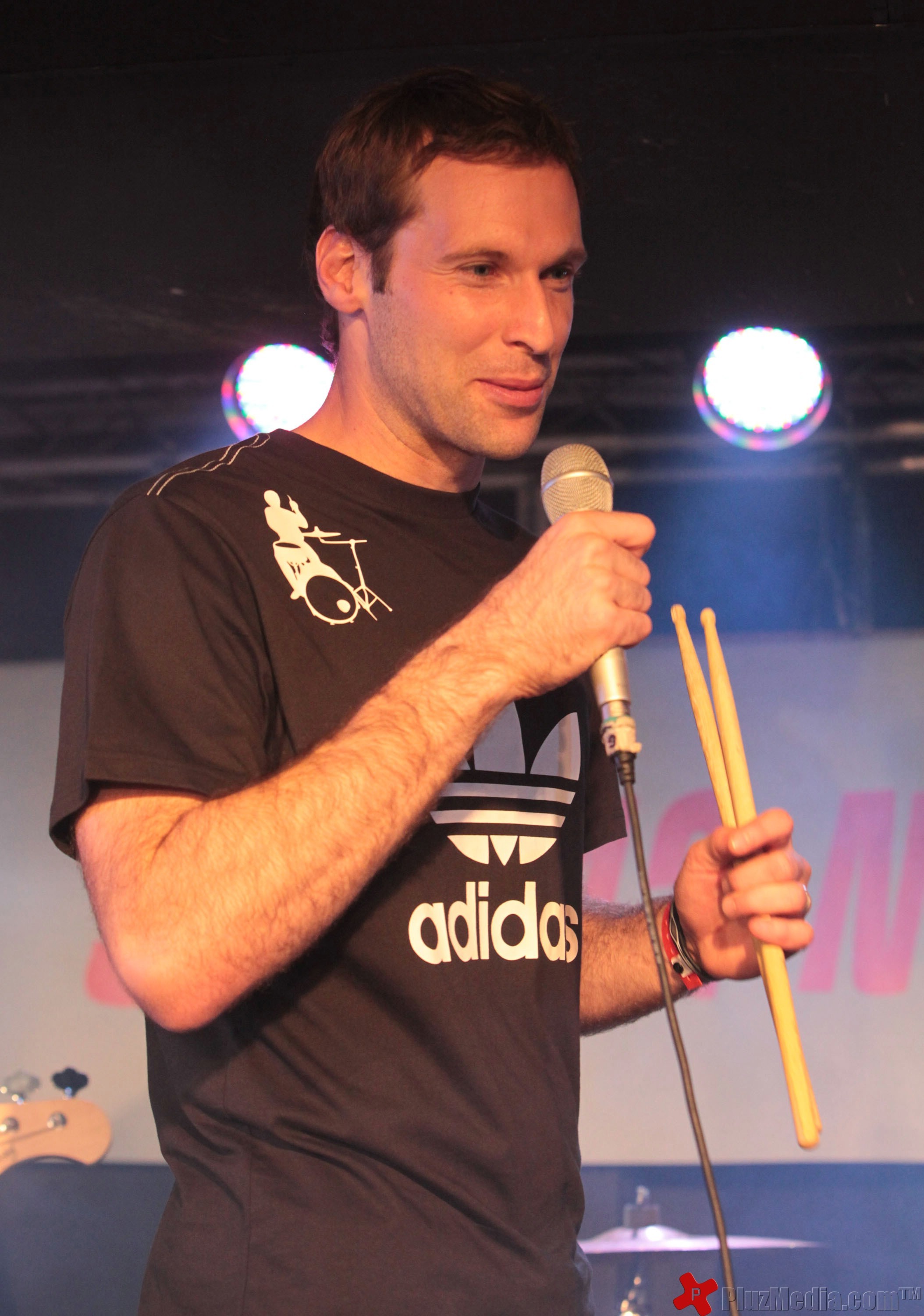 Petr Cech plays the drums with Czech rock band 'Eddie Stoilow' - Photos | Picture 98787